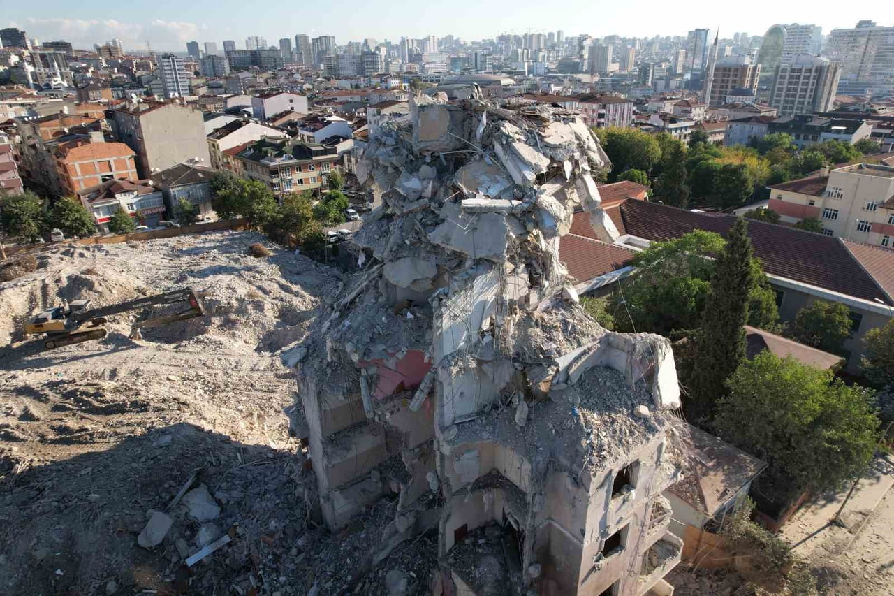İSTANBUL KÜÇÜKÇEKMECE’DE DÜN KENTSEL DÖNÜŞÜM ÇALIŞMASI AŞAMASINDA OLAN VE AKŞAM KENDİLİĞİNDEN...
