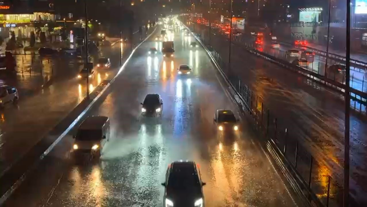 İSTANBUL’SA SAĞANAK YAĞIŞ ETKİLİ OLMAYA BAŞLADI. BAZI BÖLGELERDE YOLLAR GÖLE DÖNERKEN, YAĞMURA...