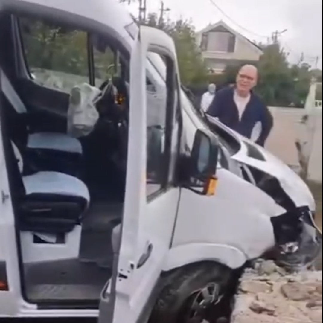 İSTANBUL SARIYER’DE OKUL SERVİSİ, SÜRÜCÜSÜNÜN DİREKSİYON HAKİMİYETİNİ KAYBETMESİ SONUCU DUVARA...