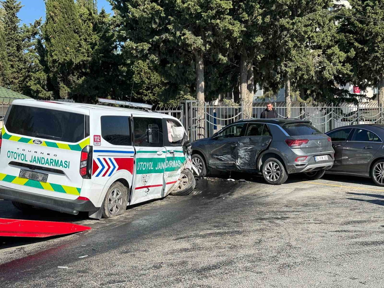 İSTANBUL SİLİVRİ İLÇESİNDE, TEM BAĞLANTI YOLU ÜZERİNDE JANDARMA ARACI İLE SİVİL ARAÇ ÇARPIŞTI....