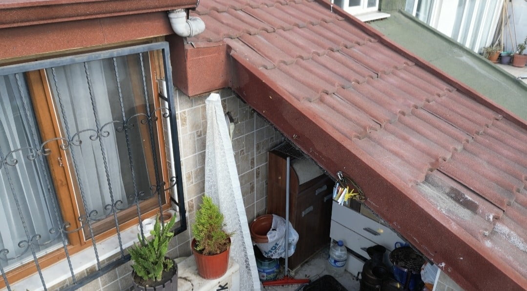 İSTANBUL SULTANGAZİ’DE 5 KATLI BİR BİNANIN ÇATI ARASINA YUVA YAPAN ÇOK SAYIDA ARI, YAKLAŞIK 10...