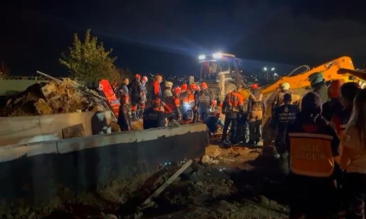 İSTANBUL VALİLİĞİNDEN BÜYÜKÇEKMECE'DEKİ GÖÇÜKLE İLGİLİ AÇIKLAMA: 3 KİŞİ GÖZALTINA...