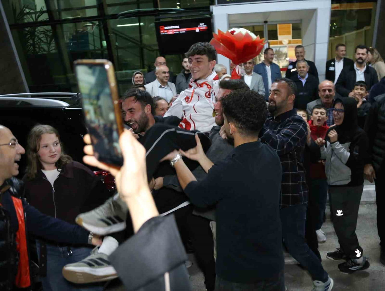 İTALYA’DA DÜZENLENEN KİCK BOKS DÜNYA ŞAMPİYONASI’NDA FİNALDE İSRAİLLİ RAKİBİNİ MAĞLUP EDEREK DÜNYA...