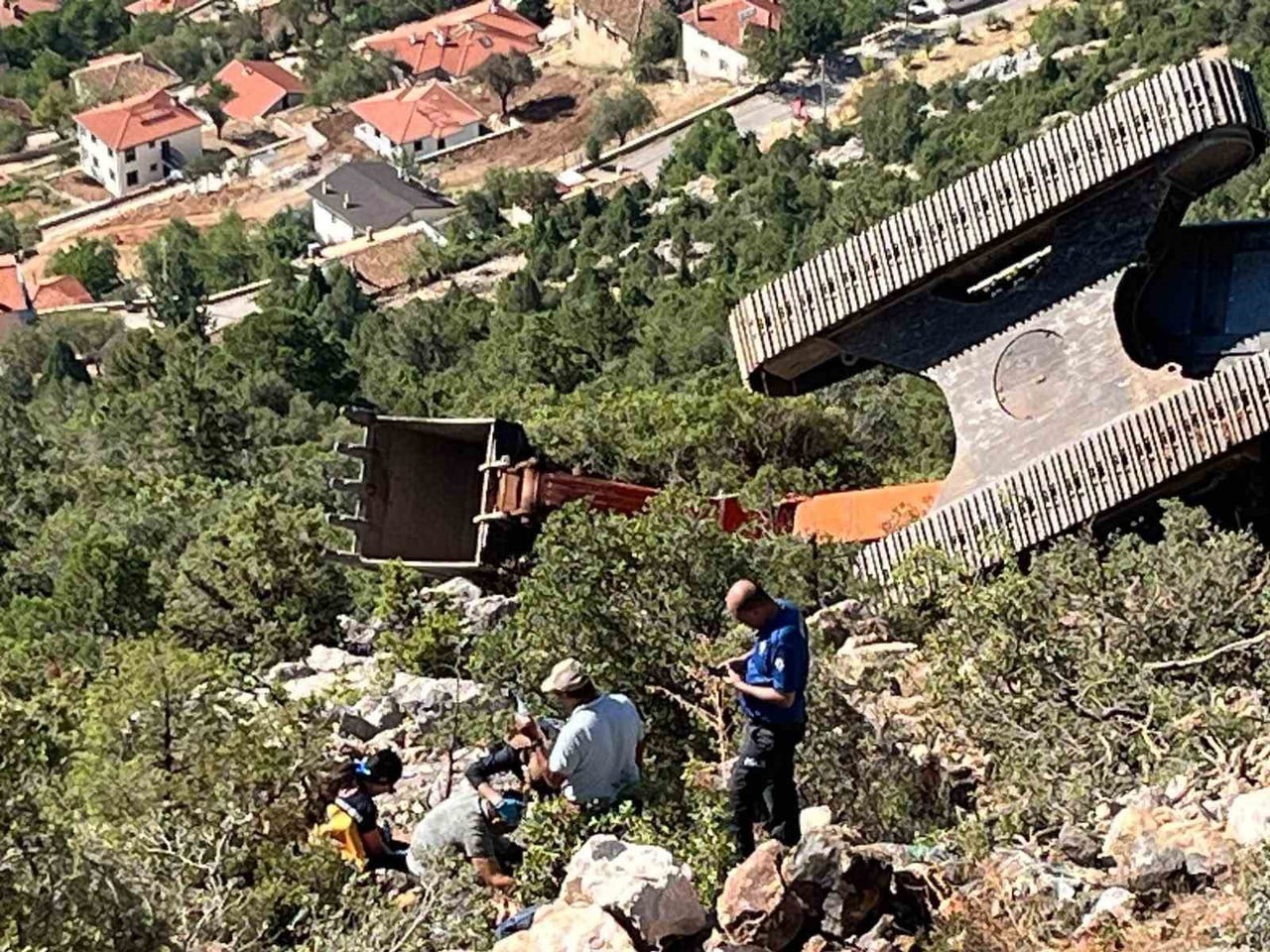 İTFAİYE EKİPLERİNİN ÇALIŞMASIYLA YAKLAŞIK 50 METRE YUKARIYA SEDYEYLE TAŞINAN YARALI OPERATÖR...