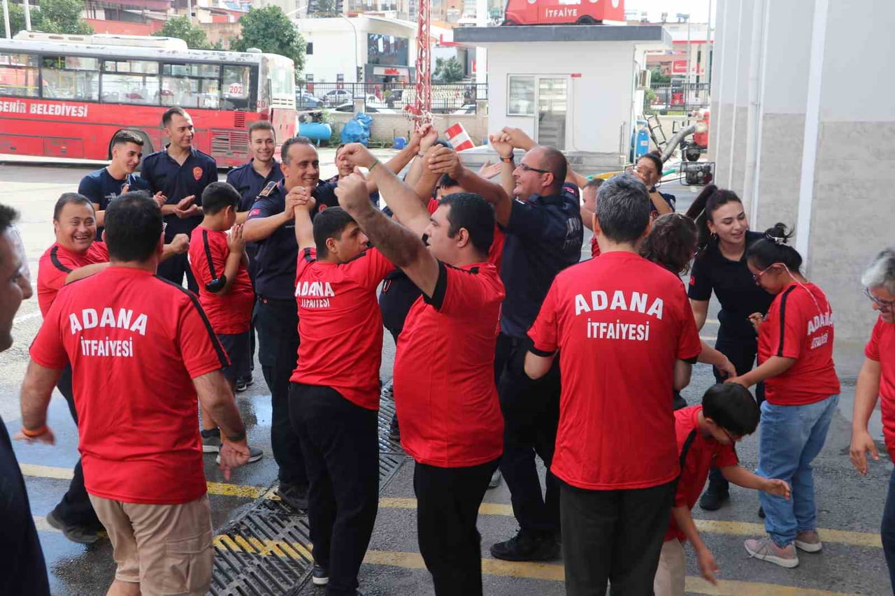İTFAİYECİLERLE BİRLİKTE DANS EDEN ÇOCUKLAR, DAHA SONRA İTFAİYE ARAÇLARINI YAKINDAN İNCELEME...