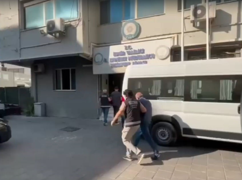 İZMİR'DE GALERİCİLİK FAALİYETİ ADI ALTINDA VATANDAŞLARA YÜKSEK FAİZLE BORÇ PARA VERİP, SİLAH...