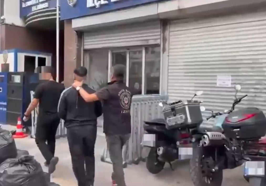 İZMİR'DE, HAKLARINDA KESİNLEŞMİŞ HAPİS CEZASI VE ARAMA KARARI BULUNAN ŞAHISLARA YÖNELİK 150...