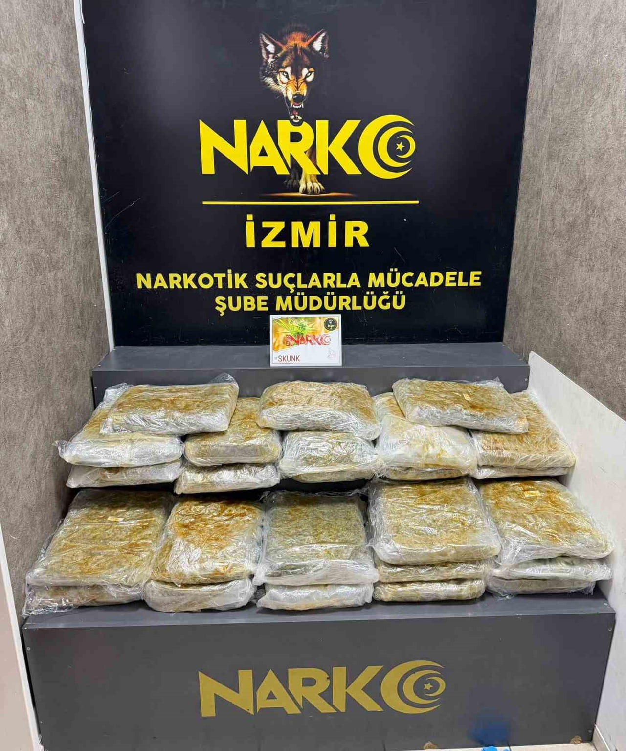 İZMİR'DE UYUŞTURUCU VEYA UYARICI MADDE TİCARETİ YAPAN ŞAHISLARA YÖNELİK POLİS EKİPLERİNCE...