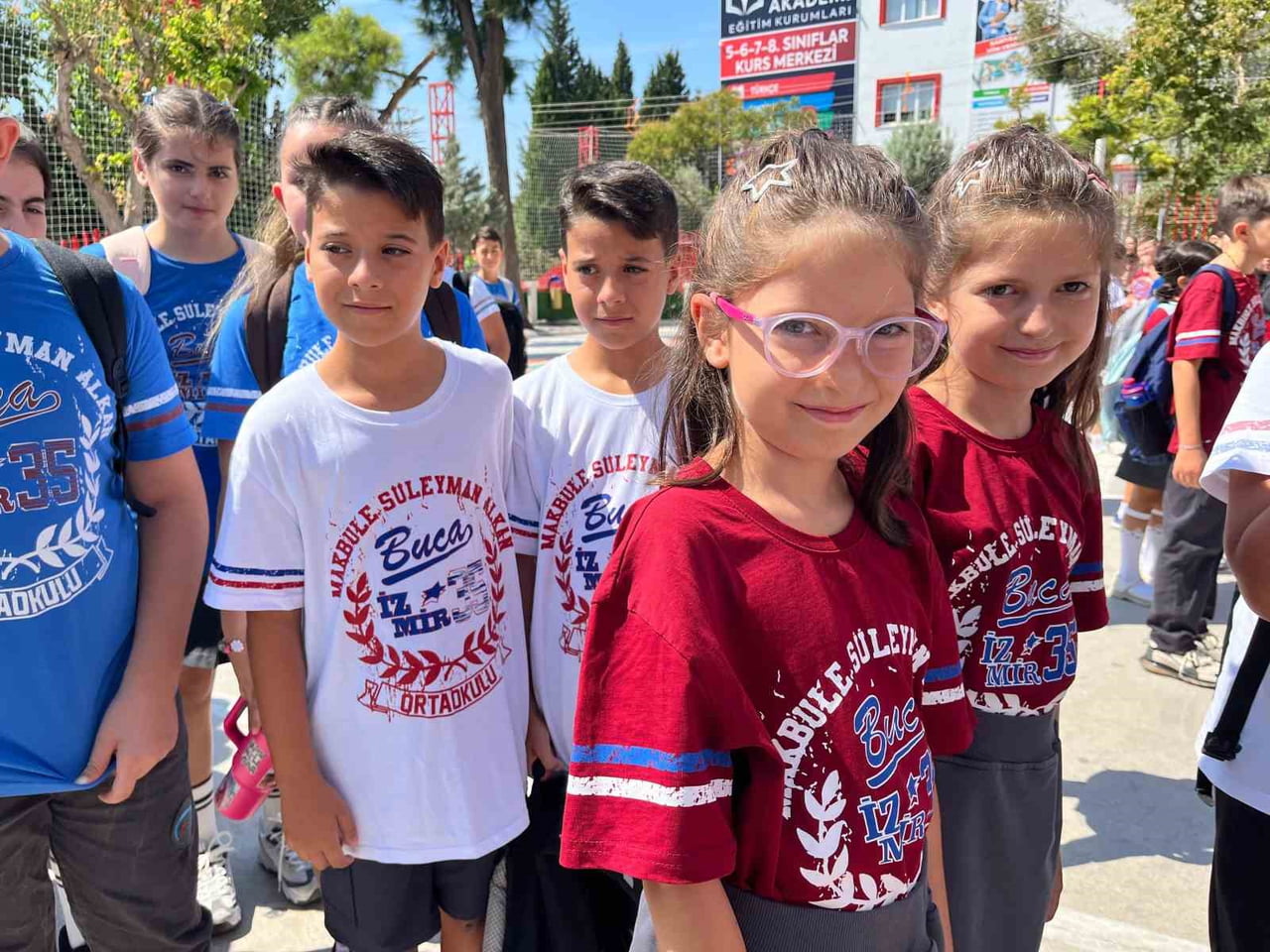 İZMİR'İN BUCA İLÇESİNDE 'İKİZLER OKULU' OLARAK BİLİNEN VE BUGÜNE KADAR 212 İKİZİN MEZUN OLDUĞU...