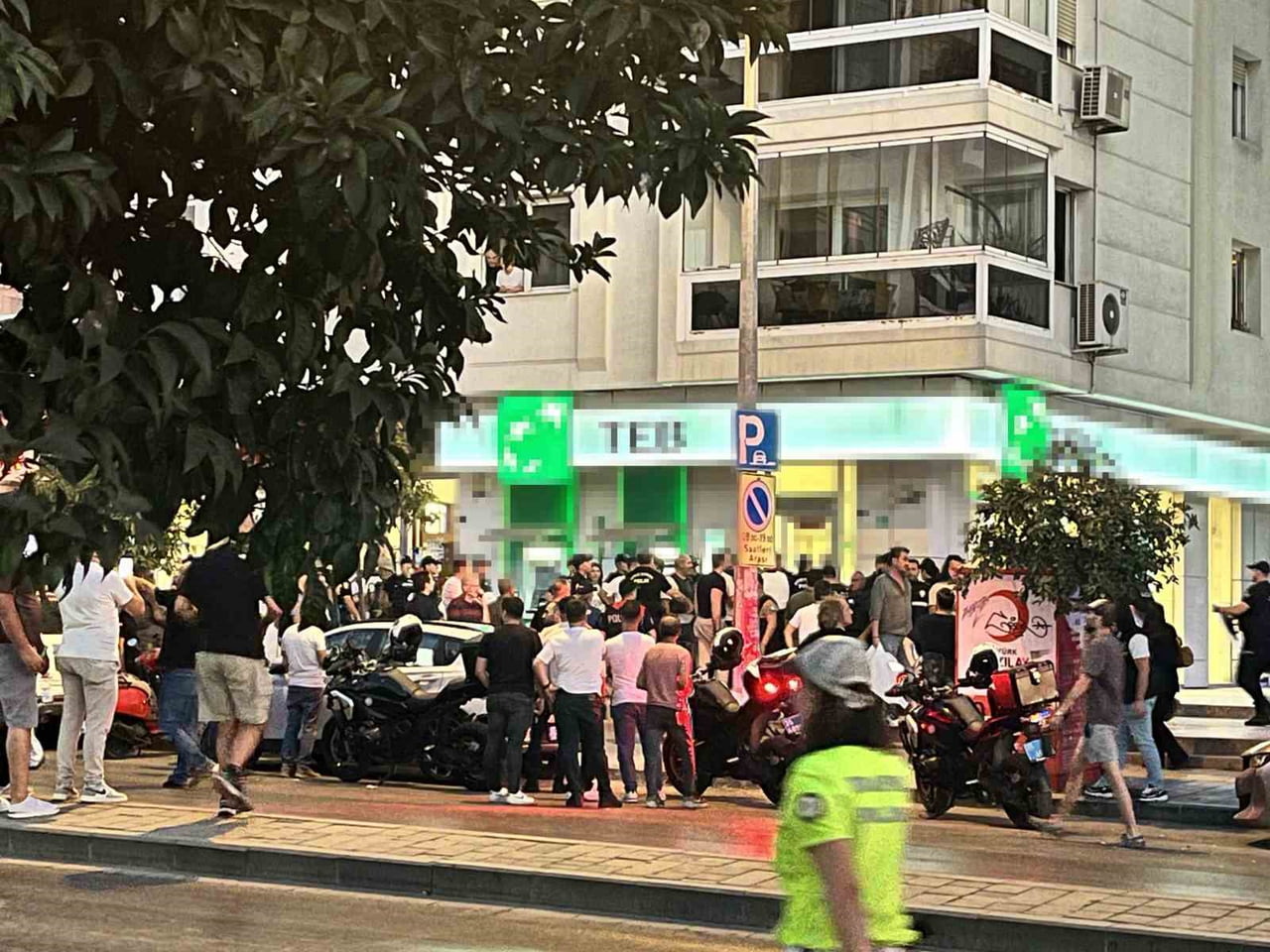İZMİR'İN KARABAĞLAR İLÇESİNDE BİR BANKA ŞUBESİNE GİREREK GÜVENLİK GÖREVLİSİNİN SİLAHIYLA 5 BANKA...