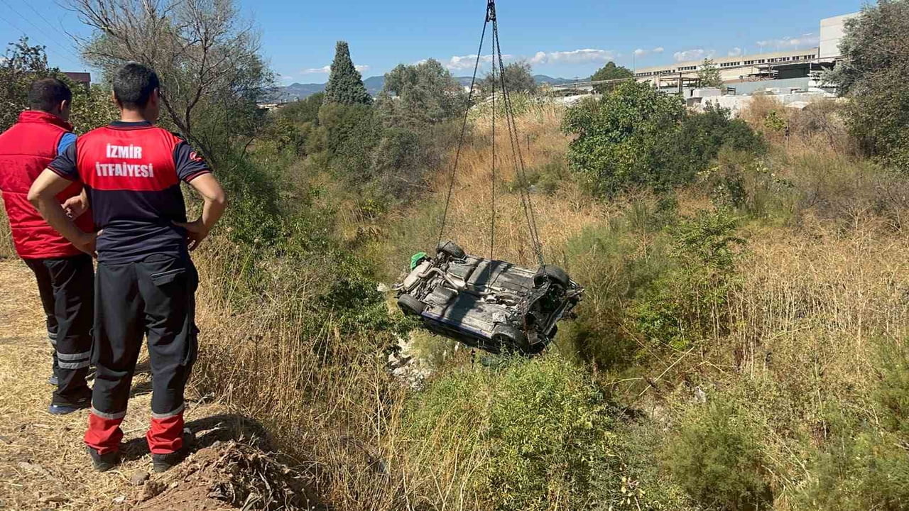 İZMİR'İN KEMALPAŞA İLÇESİNDE SÜRÜCÜSÜNÜN VİRAJDA KONTROLÜNÜ KAYBETTİĞİ OTOMOBİL AKARSU HAVZASINA...