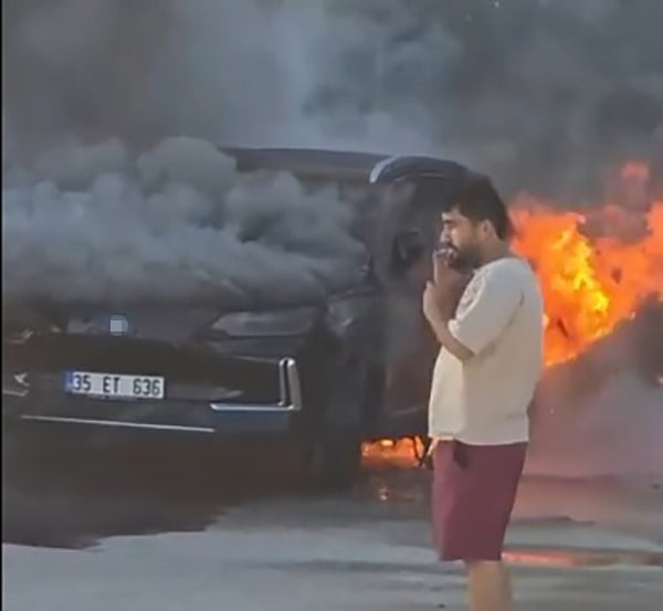 İZMİR'İN TORBALI İLÇESİNDE PARK HALİNDE BULUNAN ELEKTRİKLİ OTOMOBİL BİR ANDA ALEV ALDI. YANGIN...