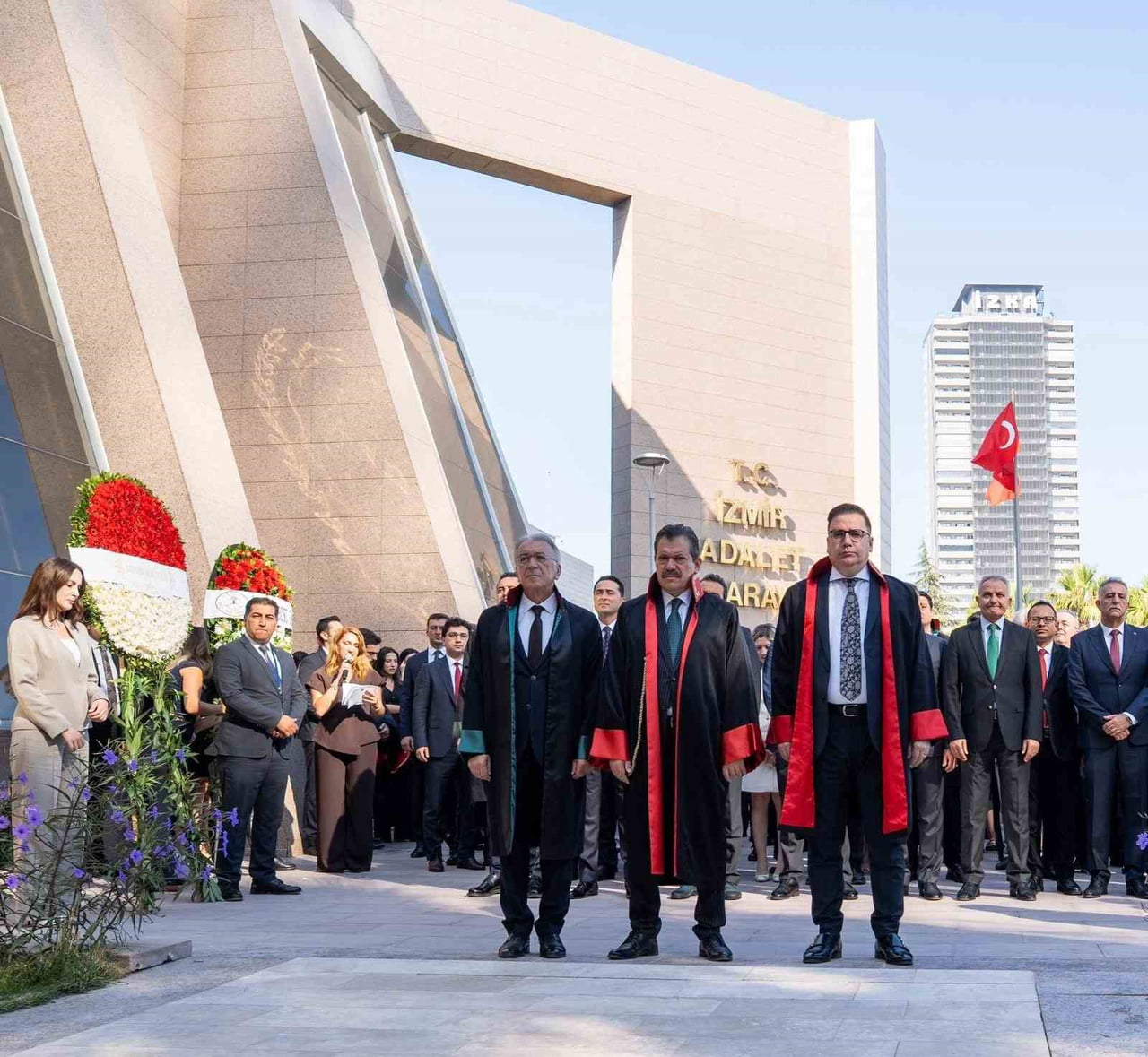 İZMİR ADLİYESİ PROTOKOL ALANINDA YARGI MENSUPLARI, AVUKATLAR VE ADLİYE PERSONELİNİN KATILIMIYLA...