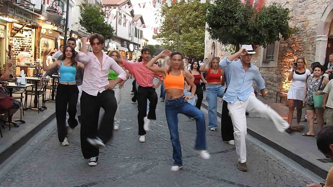 İZMİR AŞKINA DERNEĞİ'NDEN ÇEŞME FESTİVALİ'NDE SÜRPRİZ GÖSTERİ