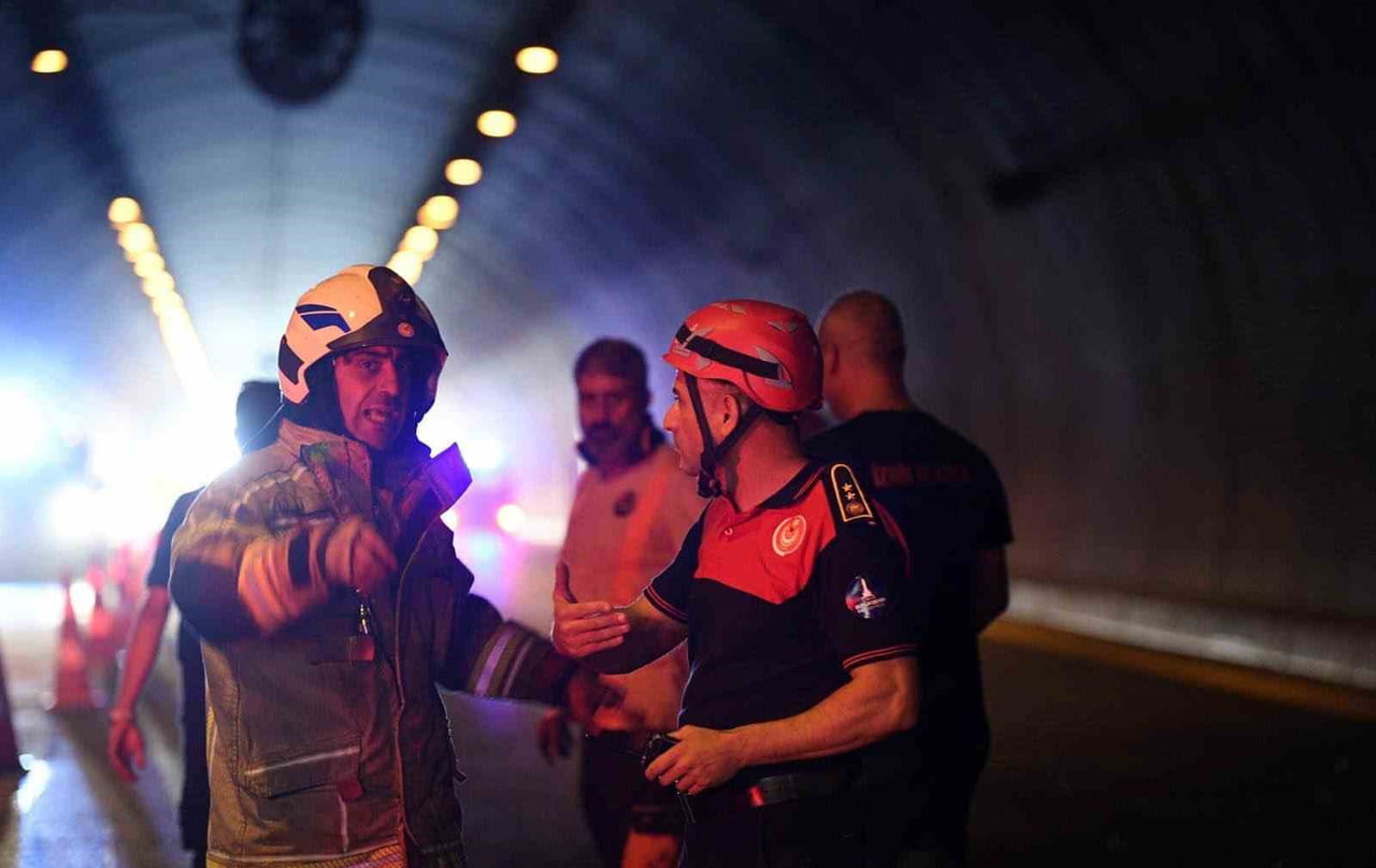 İZMİR BAYRAKLI TÜNELLERİ'NDE SEYİR HALİNDEKİ BİR TIRDA YANGIN ÇIKTI.