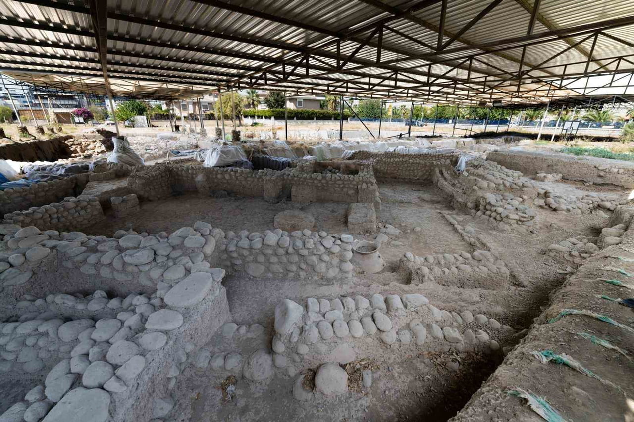 İZMİR’DE YEŞİLOVA HÖYÜĞÜ’NÜN YANI BAŞINDAKİ YASSITEPE’DE SÜRDÜRÜLEN KAZILAR, YAKLAŞIK 5 BİN YIL...