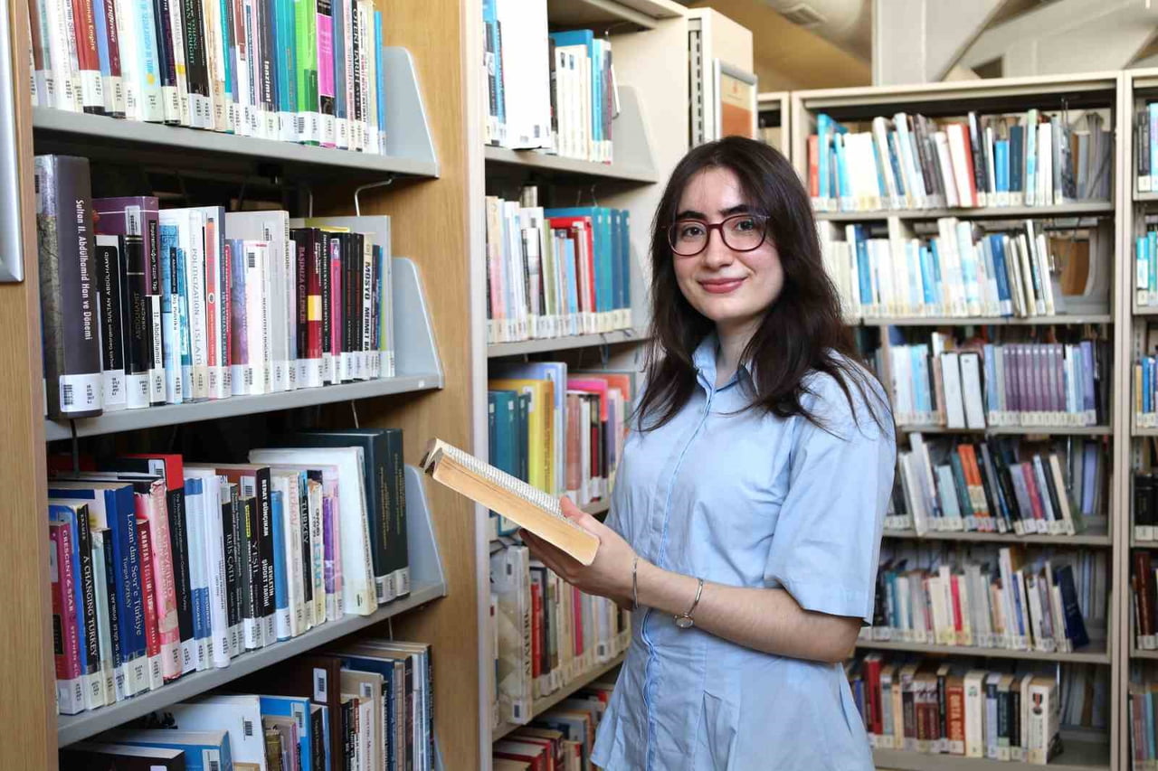 İZMİR EKONOMİ ÜNİVERSİTESİ (İEÜ) MEZUNU BERRA OKUDURLAR, ŞİİRE DÜNYA GENELİNDE DAHA FAZLA ÖNEM...