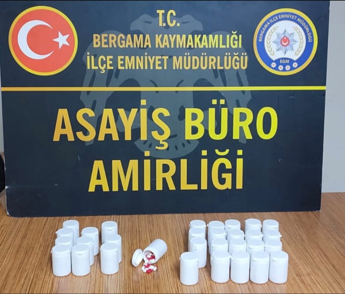 İZMİR’İN BERGAMA İLÇESİNDE POLİS EKİPLERİ TARAFINDAN BİR ADRESE DÜZENLENEN UYUŞTURUCU...
