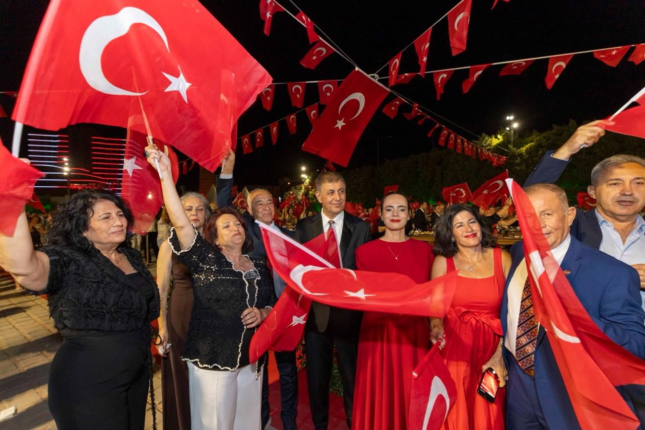 İZMİR’İN KURTULUŞUNUN 104’ÜNCÜ YIL DÖNÜMÜ KUTLAMALARI KAPSAMINDA İZMİR BÜYÜKŞEHİR BELEDİYE BAŞKANI...