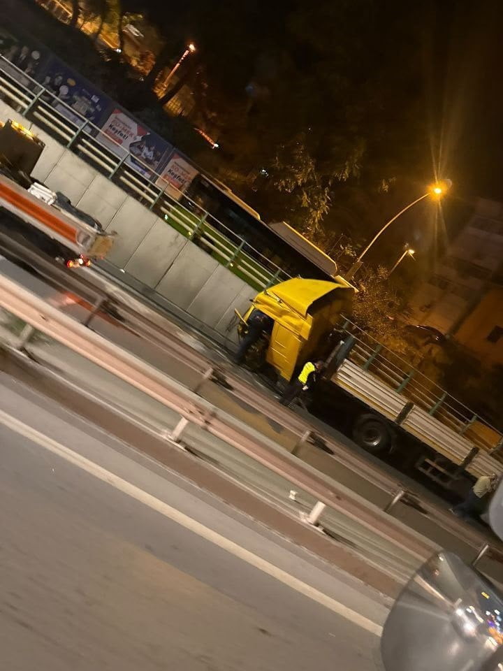 İZMİT İLÇESİNDE DUVARA ÇARPAN TIRIN SÜRÜCÜSÜ YARALANDI.