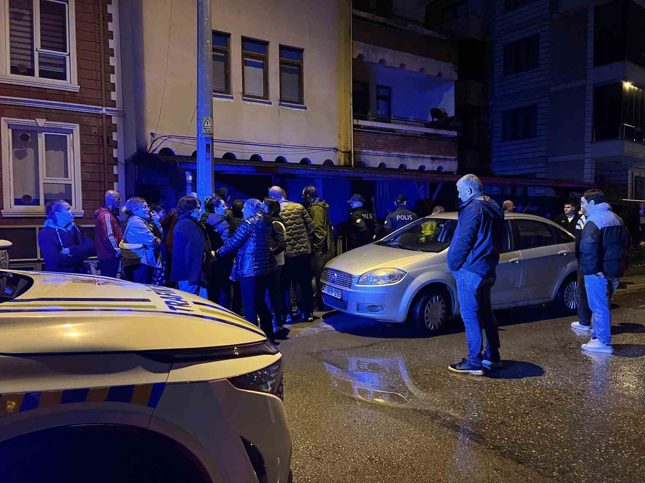 İZMİT İLÇESİNDE TEMEL KAZISI YAPILAN ALANDA MEYDANA GELEN TOPRAK KAYMASI NEDENİYLE 2 BİNA TEDBİR...