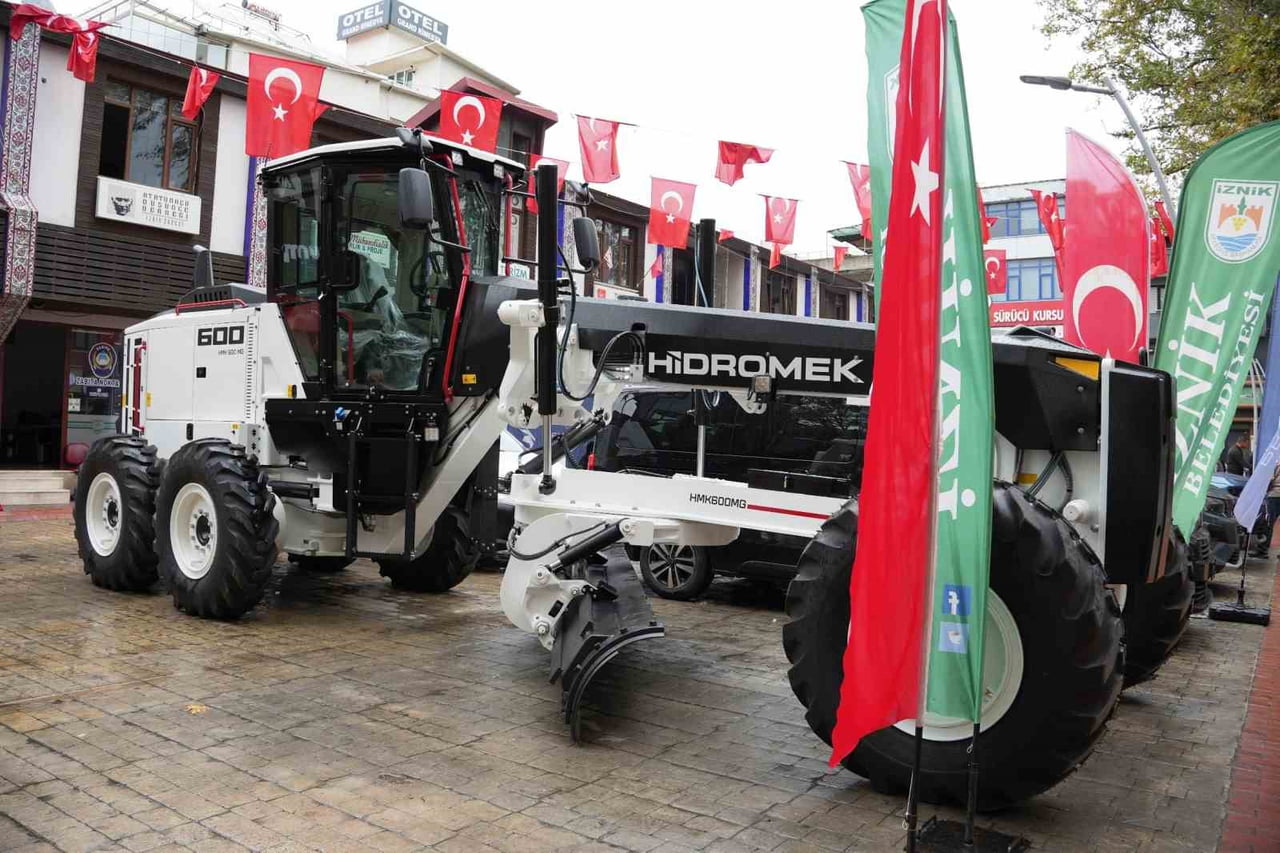 İZNİK BELEDİYESİ, İLÇENİN YOL VE ALTYAPI ÇALIŞMALARINDA KULLANILMAK ÜZERE YENİ GREYDERİ BELEDİYE...