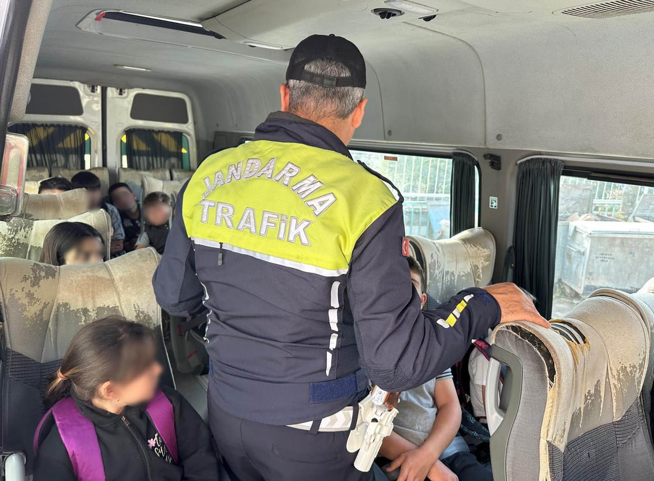 JANDARMA EKİPLERİ, OKUL SERVİS ARAÇLARI VE SÜRÜCÜLERİNE YÖNELİK DENETİM...