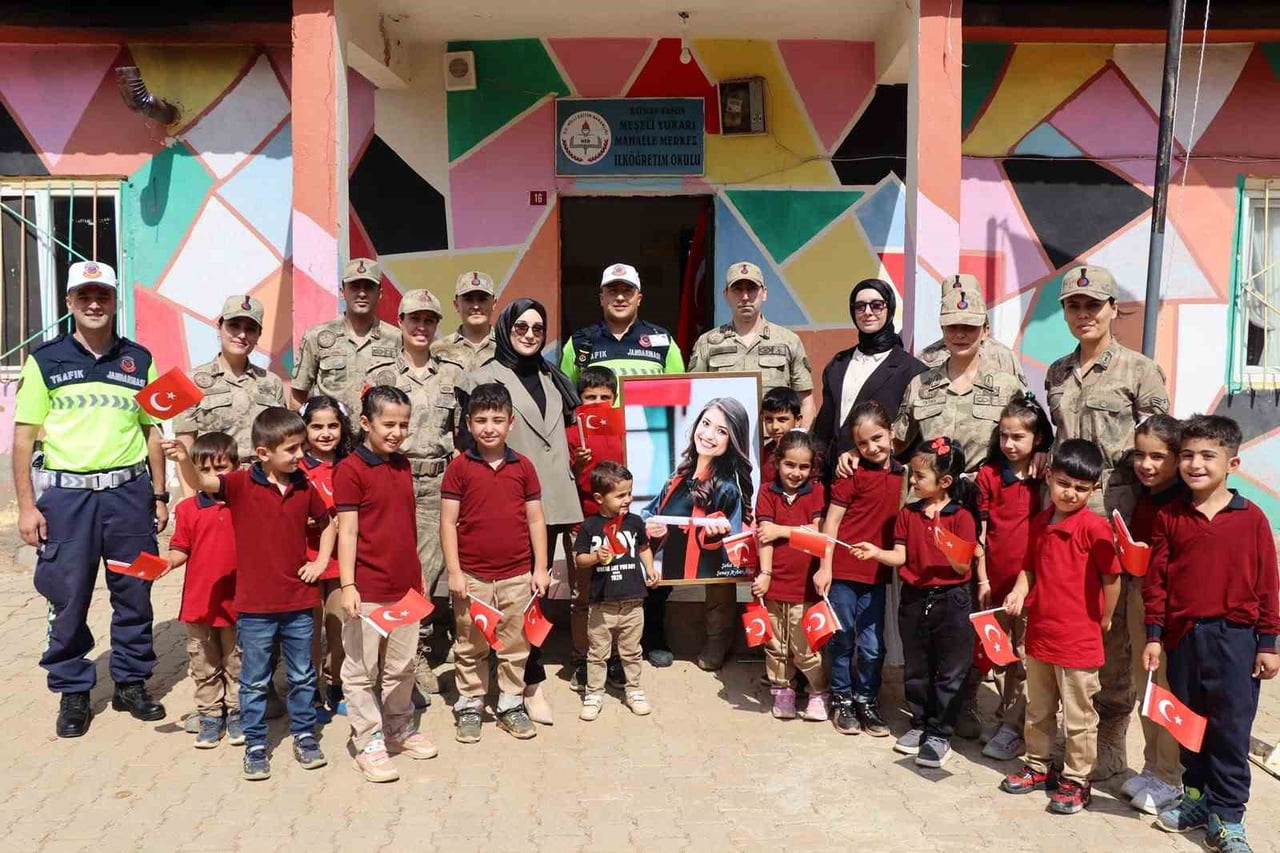 JANDARMA EKİPLERİNDEN SASON’DA ÖĞRENCİLERE ANLAMLI ZİYARET