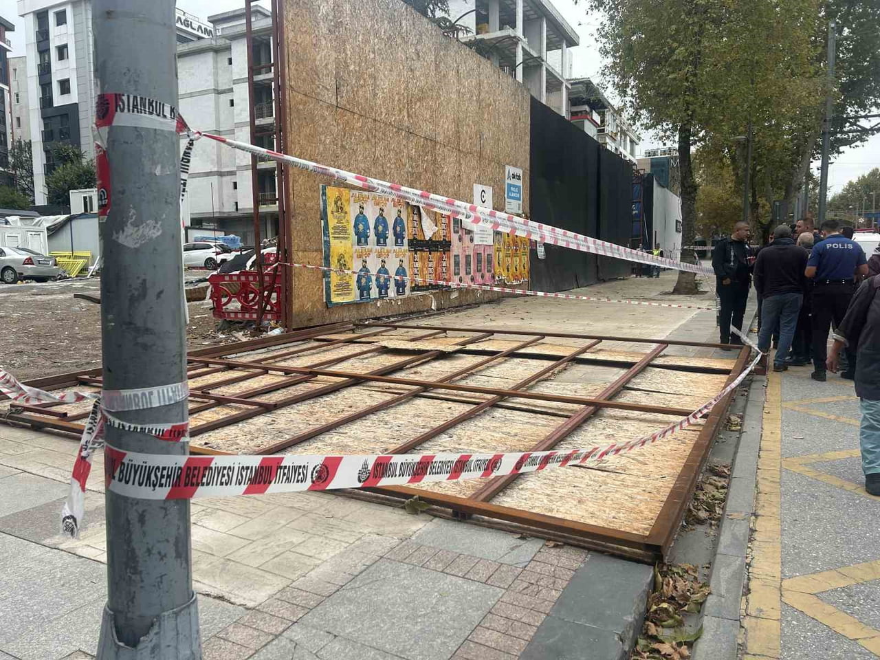 KADIKÖY'DE BİR ŞANTİYENİN DIŞ KORUMA KAPLAMASI 2 VATANDAŞIN ÜZERİNE DEVRİLDİ. PANONUN ALTINDA...
