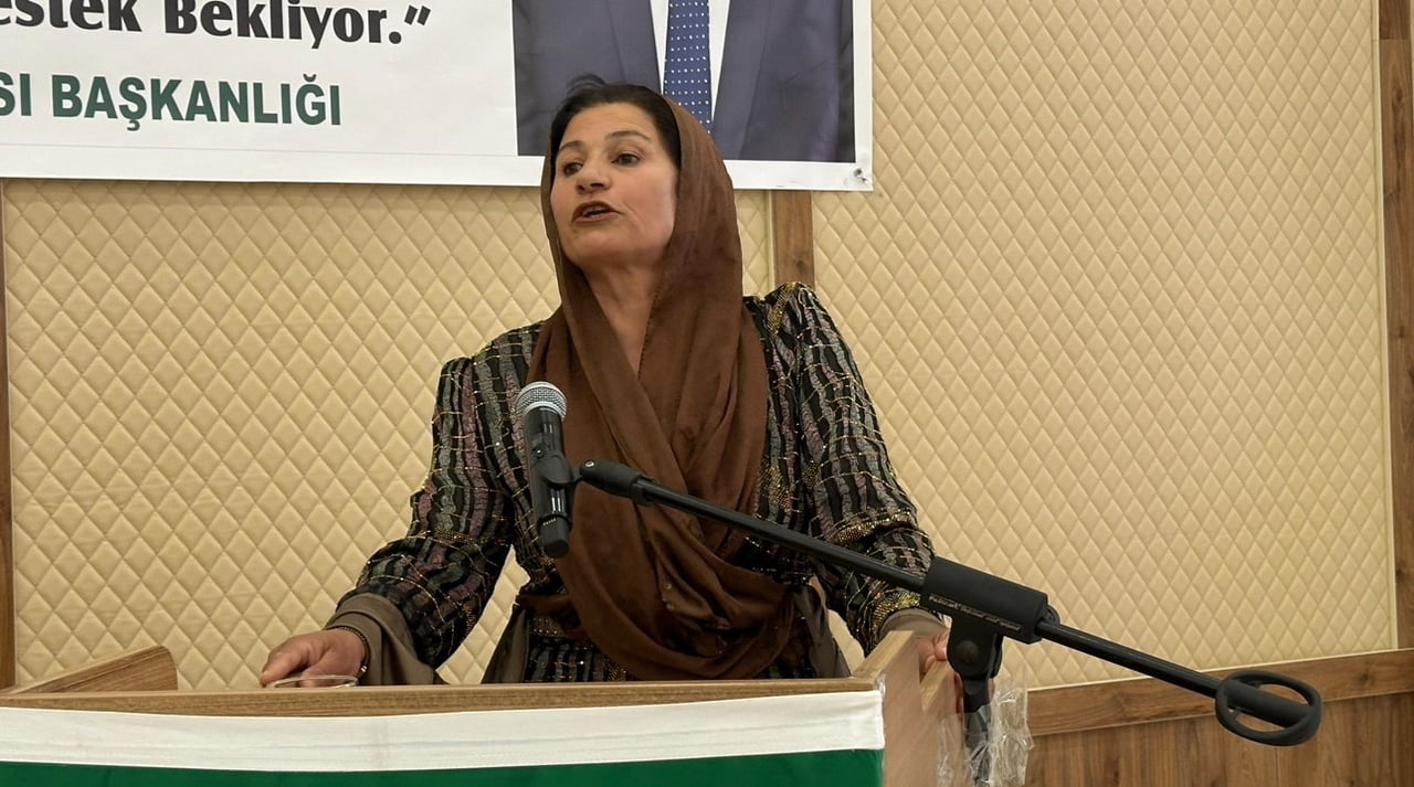 KADIN ÇİFTÇİ ESMA SIRMA, YÜKSEKOVA İLÇESİNDE DÜZENLENEN GENİŞ KATILIMLI ÇİFTÇİ BULUŞMASINDA...