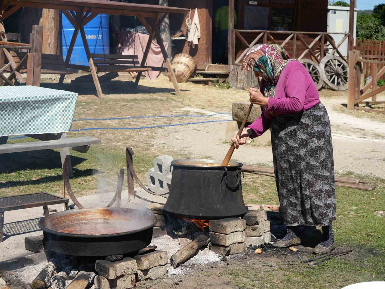 KADINLAR, İMECE USULÜ KIŞ MEVSİMİ BOYUNCA TÜKETECEKLERİ PEKMEZ VE PESTİL BAŞTA OLMAK ÜZERE DOĞAL...