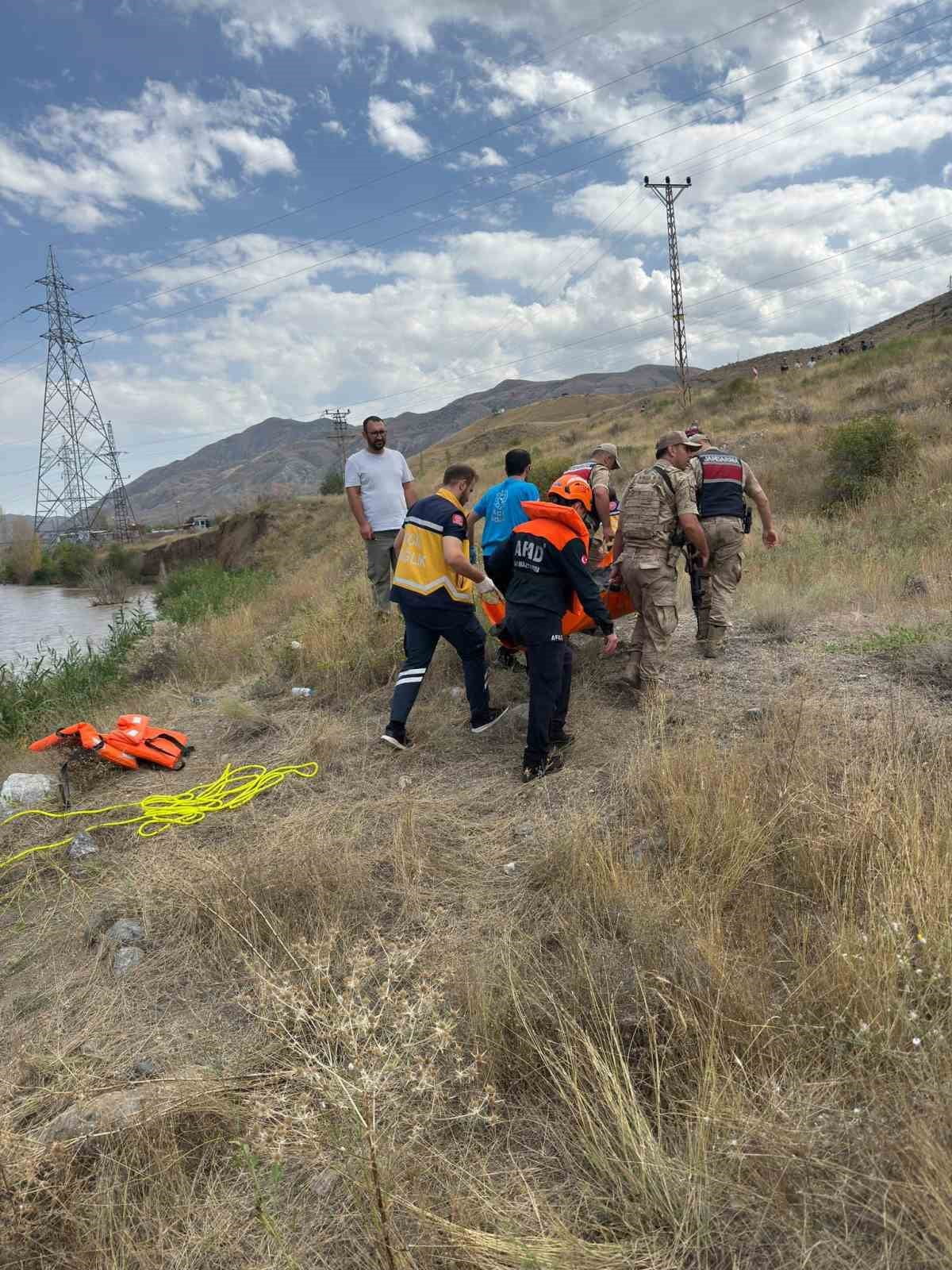 KAĞIZMAN’DA ARAS NEHRİ KIYISINDA BİR KİŞİNİN CESEDİ  BULUNDU. KİMLİK BİLGİLERİNE RASTLANILMAYAN...