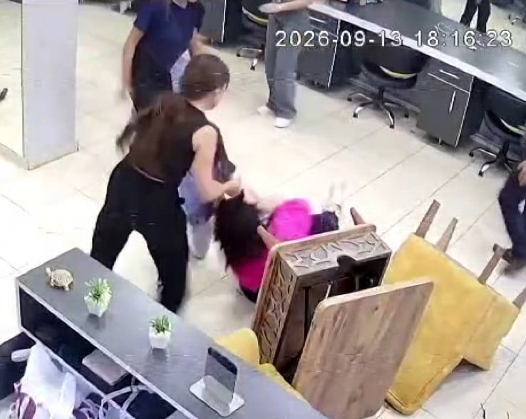 KAHRAMANMARAŞ'IN AFŞİN İLÇESİNDE BİR BAYAN KUAFÖRÜNDE SAÇ KESİMİ NEDENİYLE ÇIKAN TARTIŞMA KAVGAYA...