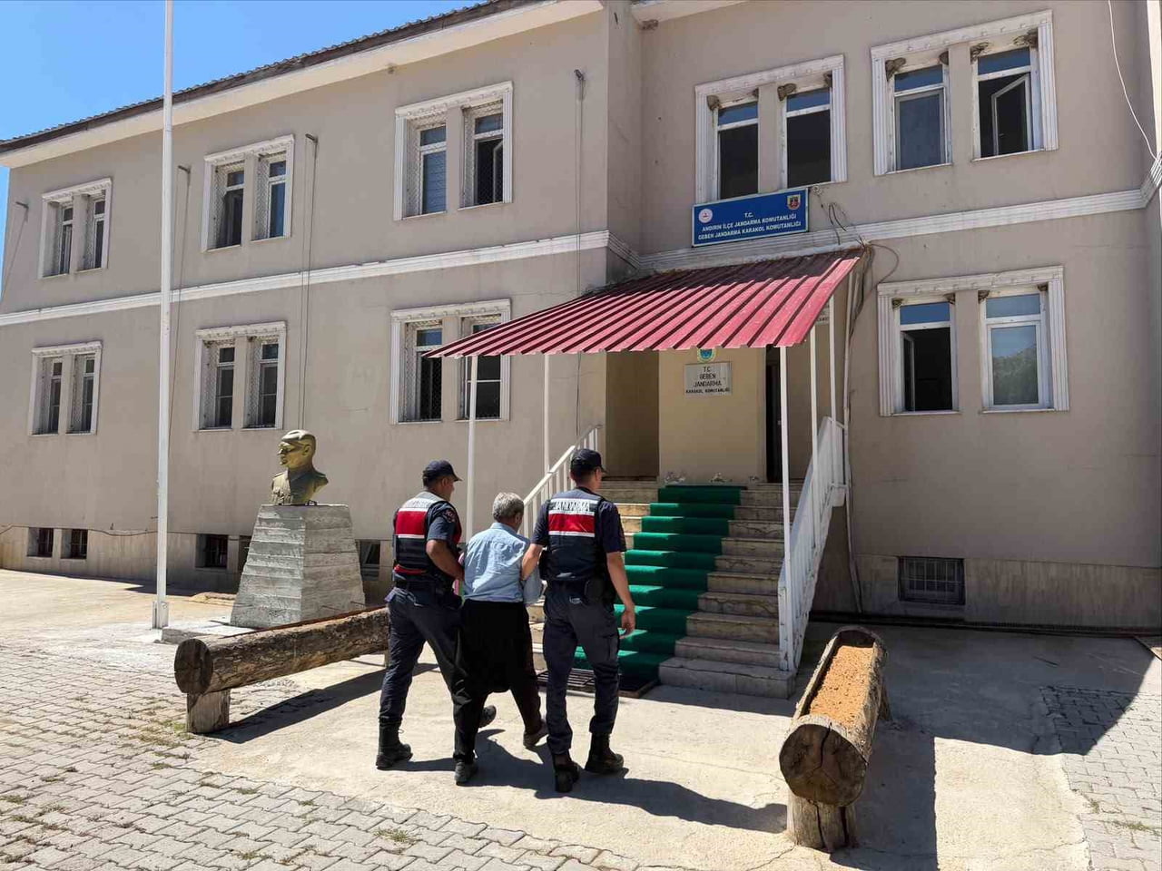 KAHRAMANMARAŞ'IN ANDIRIN İLÇESİNDE BİR KÖPEĞİ TRAKTÖRÜN ARKASINA BAĞLAYARAK SÜRÜKLEYEN ŞAHIS...