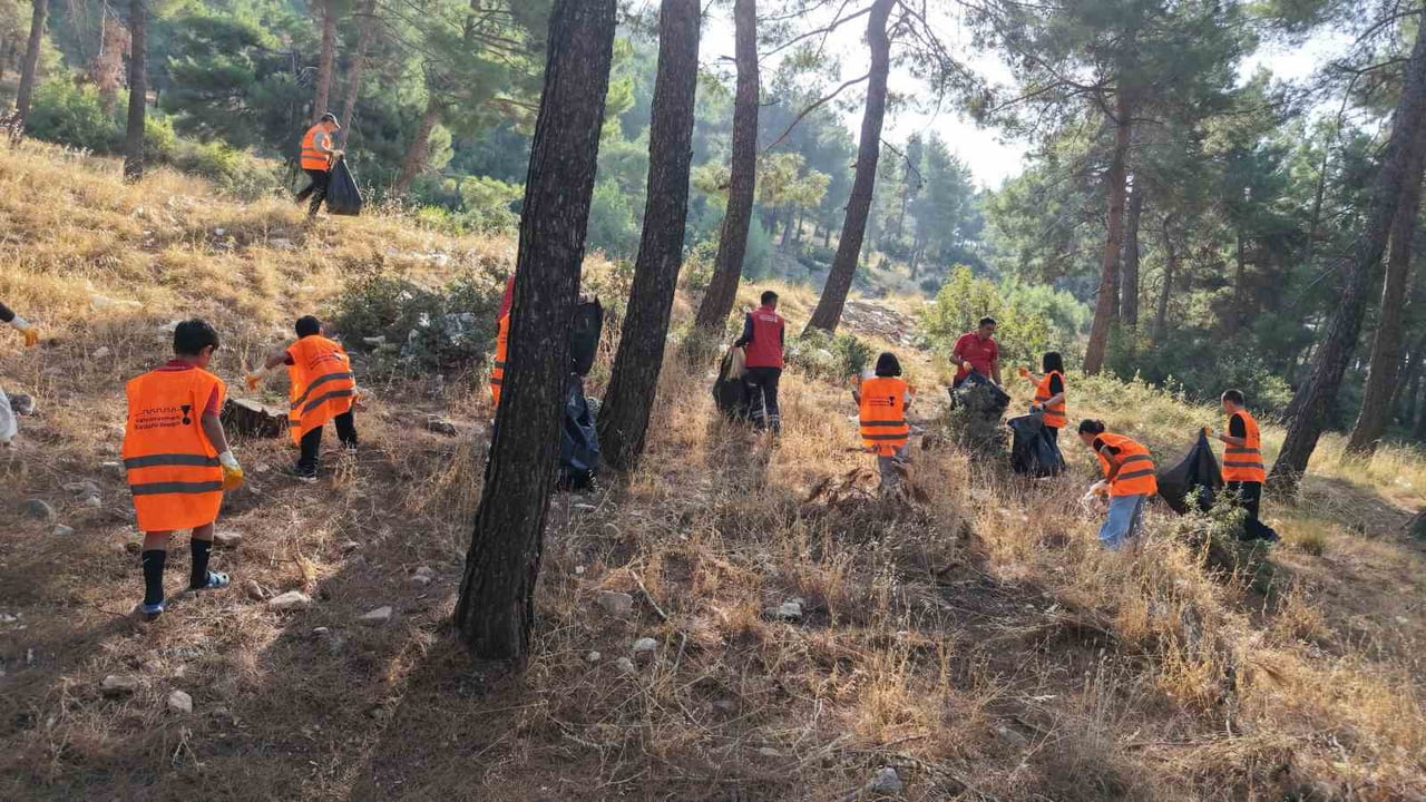 KAHRAMANMARAŞ'TA GÖNÜLLÜ DOĞA SEVERLERLE BİRLİKTE ÇEVRE TEMİZLİĞİ YAPILDI