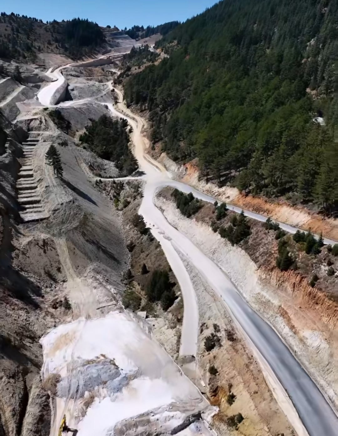 KAHRAMANMARAŞ’IN GÖKSUN İLÇESİNDE İŞ MAKİNESİNİN ÇARPTIĞI 18 YAŞINDAKİ EMRE İSPİR HAYATINI...