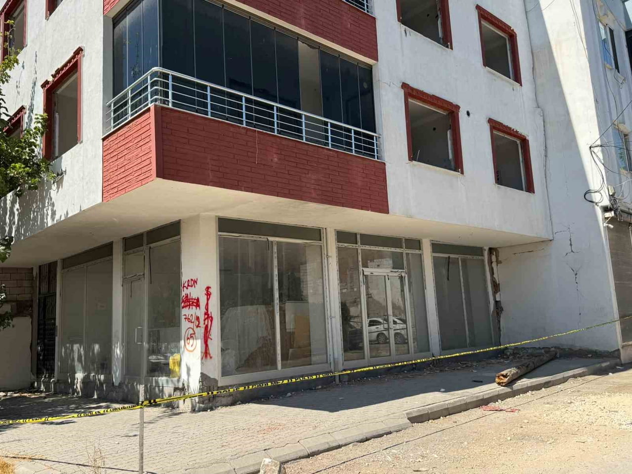 KAHRAMANMARAŞ MERKEZLİ 2023 DEPREMLERİNDE HASAR ALAN VE YIKIMI GERÇEKLEŞTİRİLMEYEN ADIYAMAN’DAKİ...