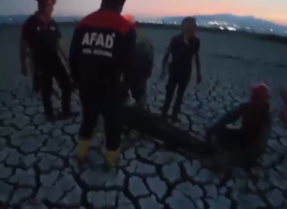 KAHRAMANMARAŞ’TA KÖPRÜ ALTINDAKİ ÇAMURLUK ALANDA MAHSUR KALAN YAŞLI VATANDAŞ, EKİPLERİN...