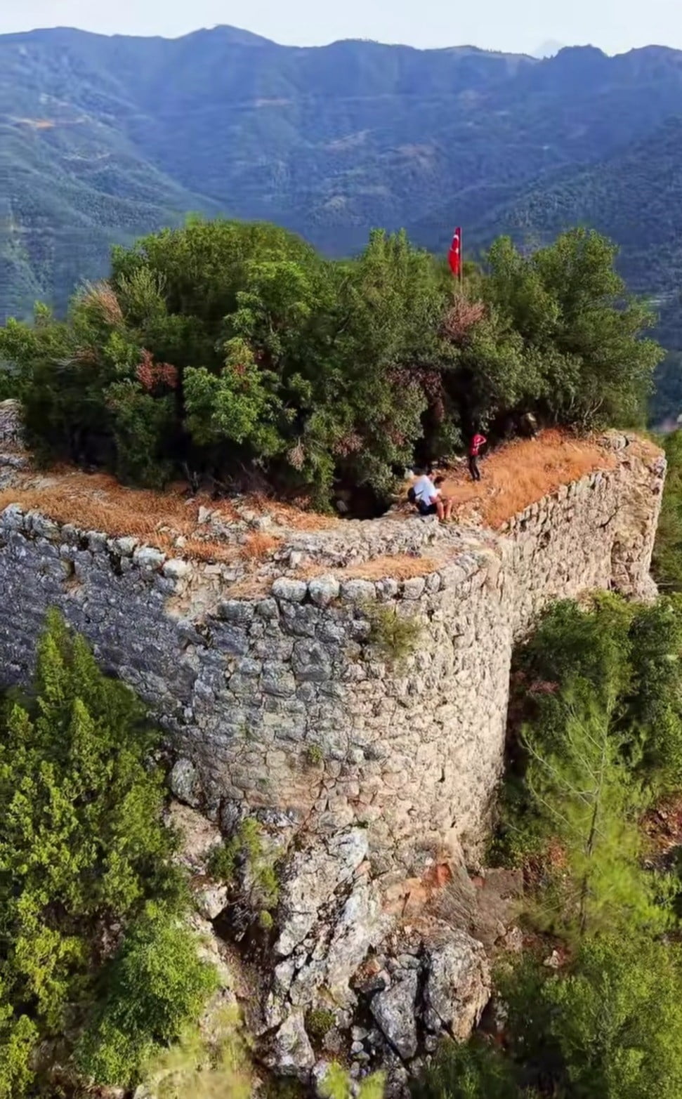KALENİN SARP ARAZİ ÜZERİNDEKİ KONUMU, GEÇMİŞ DÖNEMLERDE BÖLGEYİ KONTROL ETMEK VE SAVUNMA AMACIYLA...