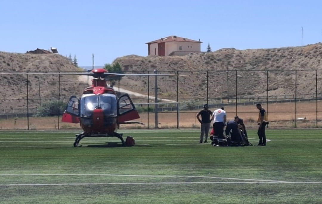 KALP KRİZİ GEÇİREN 58 YAŞINDAKİ HASTA HAVA AMBULANSIYLA MALATYA’YA SEVK EDİLDİ