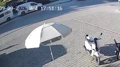 Kamyonet ile çarpışan otomobil ters döndüğü kaza kamerada: 1 yaralı