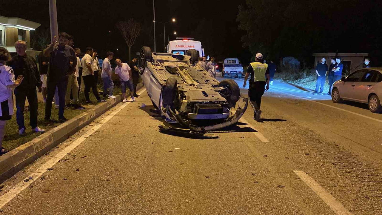 KAMYONETLE ÇARPIŞAN OTOMOBİL TAKLA ATTI : 2 YARALI