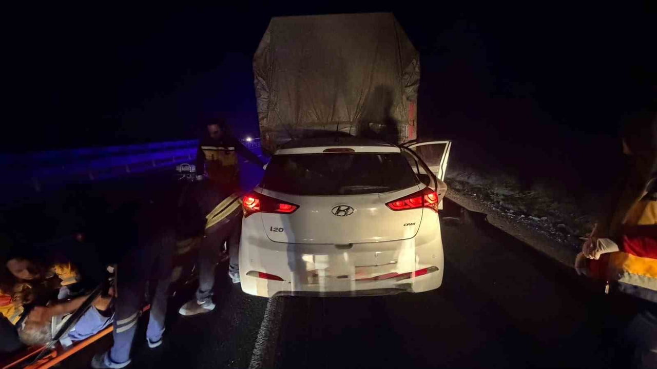 KAMYONLA OTOMOBİL ÇARPIŞTI: 1 ÖLÜ, 2 YARALI