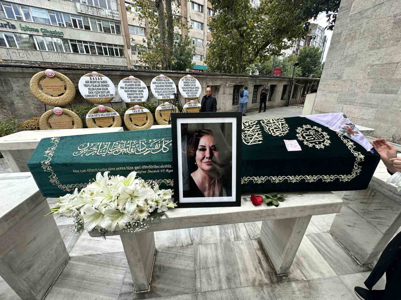 KANSER NEDENİYLE HAYATINI KAYBEDEN USTA OYUNCU, SESLENDİRME SANATÇISI VE AKADEMİSYEN GÜLSEN...