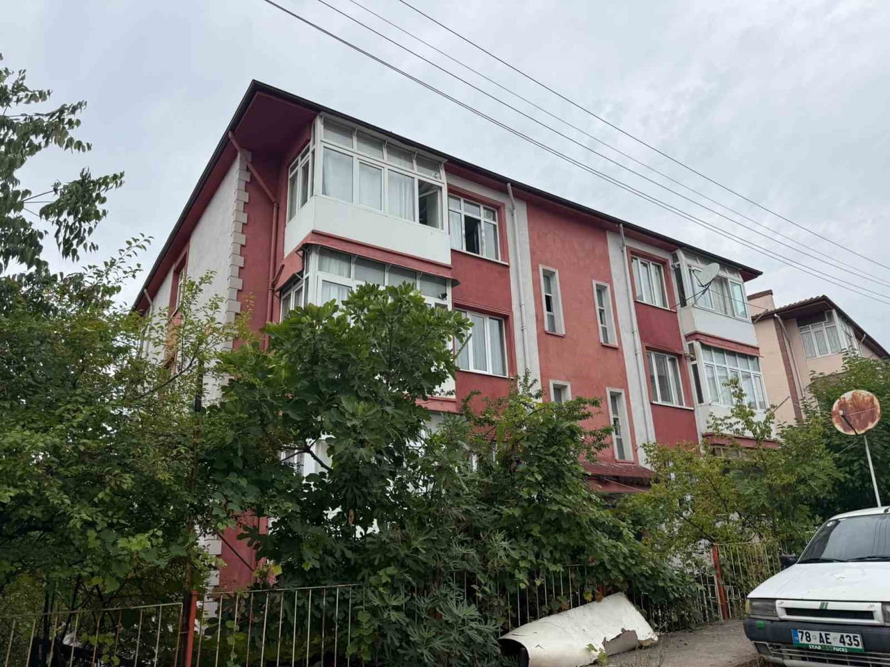 KARABÜK'TE 3. KATTAKİ EVİNİN PENCERESİNDEN DÜŞEN 17 YAŞINDAKİ AFGANİSTANLI ÖĞRENCİ, SAĞLIK...