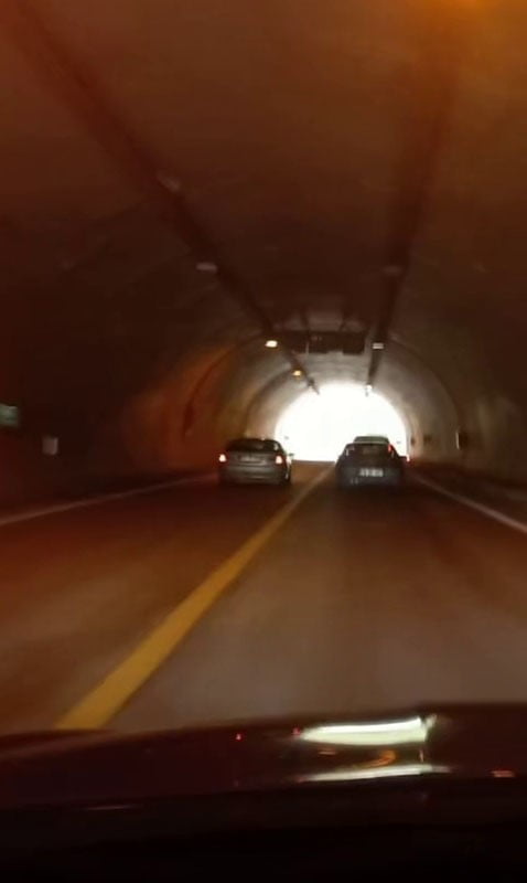 KARABÜK'TE BİR OTOMOBİLİN TÜNEL İÇERİSİNDE HATALI SOLLAMA YAPTIĞI ANLAR, BAŞKA ARAÇTA BULUNAN...