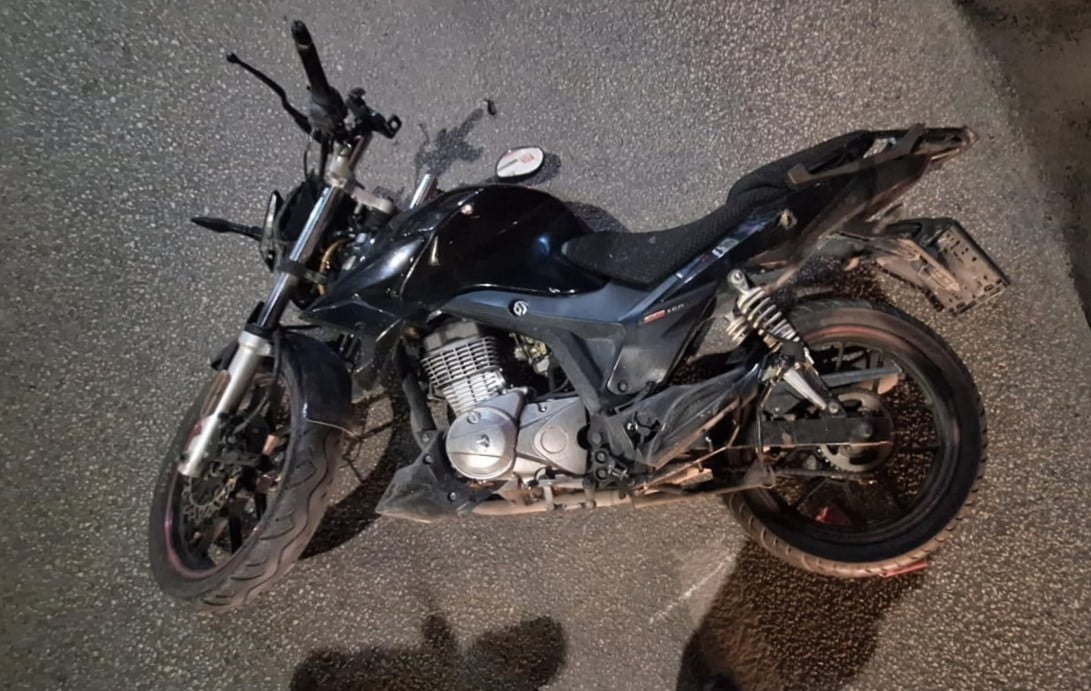 KARABÜK'TE KIRMIZI IŞIK İHLALİ YAPAN ÇEKİCİNİN MOTOSİKLET VE OTOMOBİLE ÇARPMASI SONUCU 3 ARAÇLI...