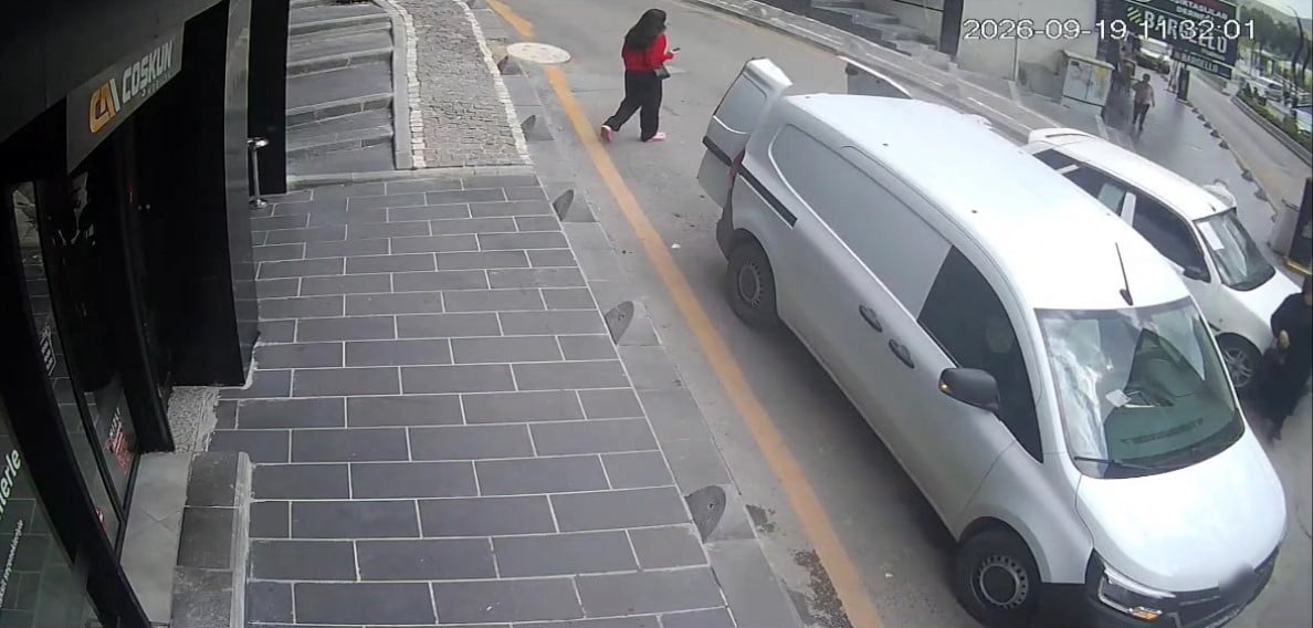KARABÜK'TE KONTROLDEN ÇIKAN OTOMOBİLİN ÖNCE BİR KADINA ÇARPIP ARDINDAN REFÜJÜ AŞARAK KARŞI ŞERİDE...