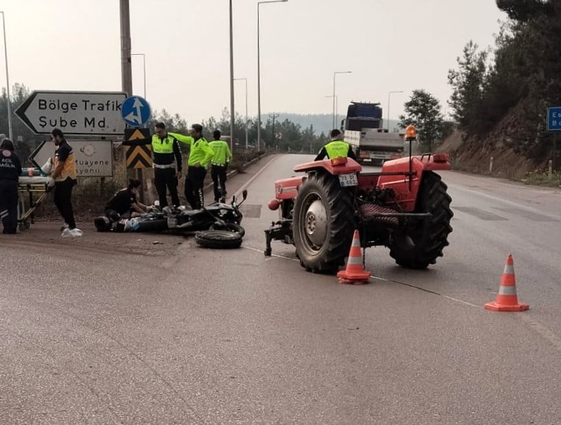 KARABÜK'TE MOTOSİKLETİN KAVŞAKTA MANEVRA YAPAN TRAKTÖRE ÇARPMASI SONUCU 2 KİŞİ YARALANDI.