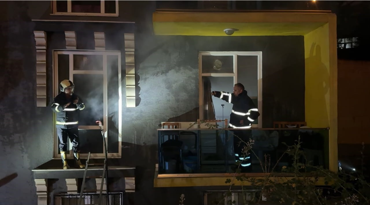 KARABÜK'TE, YABANCI ÖĞRENCİLERİN KALDIĞI APARTMAN DAİRESİNDE ÇIKAN YANGINDA DUMANDAN ETKİLENEN 2...